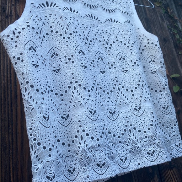 White sleeveless crop top - Picture 4 of 4